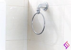 Apartment | Bathroom | Shower, rainfall showerhead, free toiletries, towels - Apto Super Cómodo al Norte de la Ciudad (Valledupar)