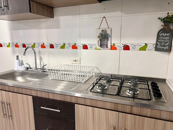 Departamento | Cocina privada | Refrigerador, licuadora, plancha de cocina y utensilios de cocina 