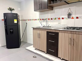 Refrigerador, licuadora, plancha de cocina, utensilios de cocina