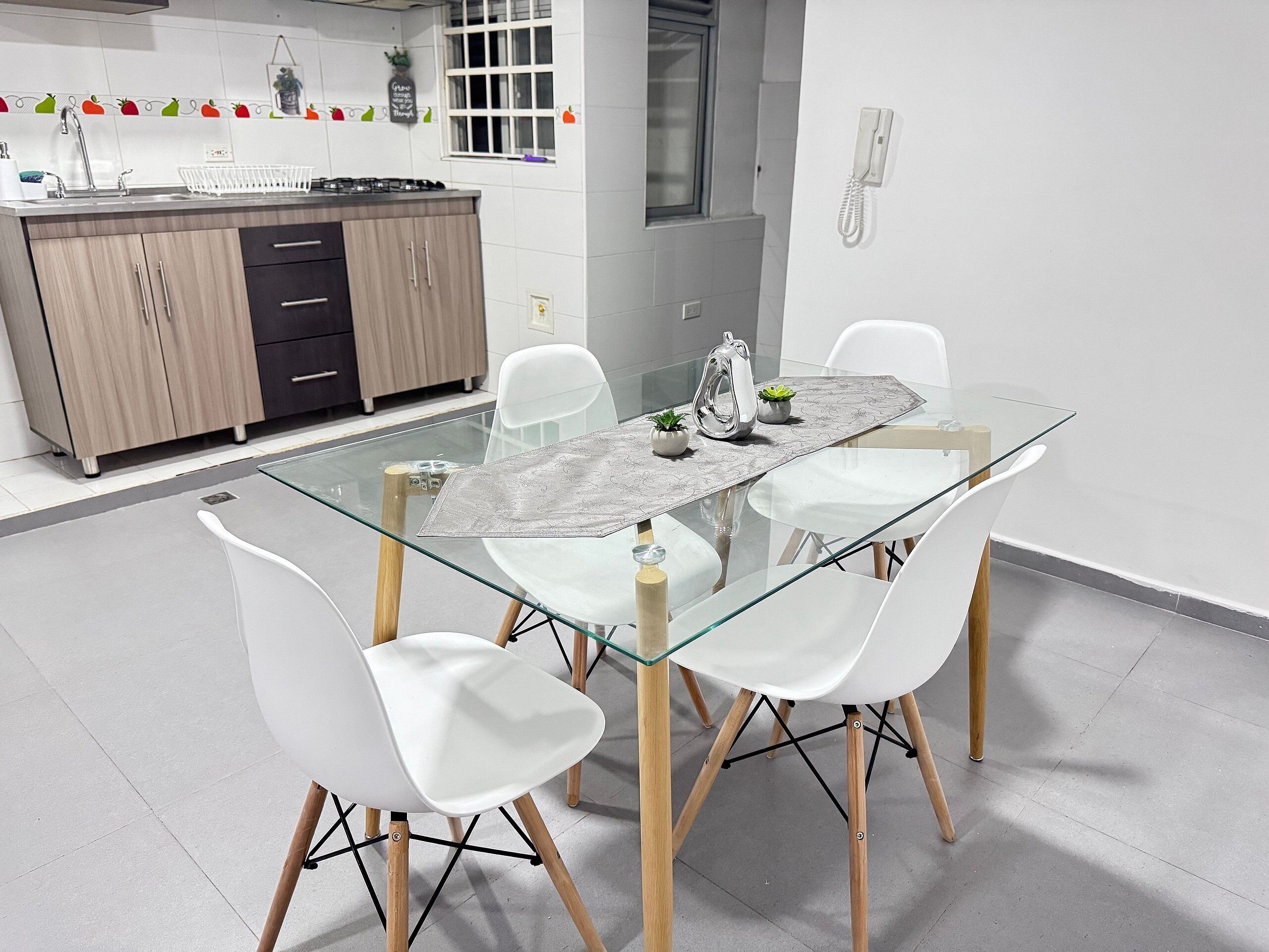 Una cocina moderna con comedor.