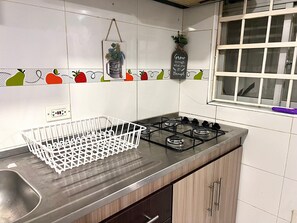 Departamento | Cocina privada | Refrigerador, licuadora, plancha de cocina y utensilios de cocina 