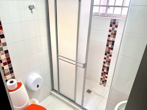 Căn hộ | Phòng tắm | Buồng tắm vòi sen, vòi sen phun mưa, đồ dùng nhà tắm miễn phí 