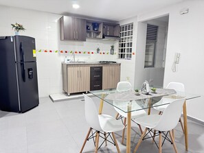 Căn hộ | Bếp riêng | Tủ lạnh, máy xay thực phẩm, vỉ nướng, dụng cụ nấu nướng/bát dĩa/dao nĩa 