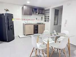 Refrigerador, licuadora, plancha de cocina, utensilios de cocina