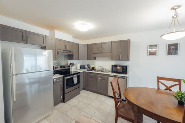 Refrigerador, microondas, horno y parrilla de estufa