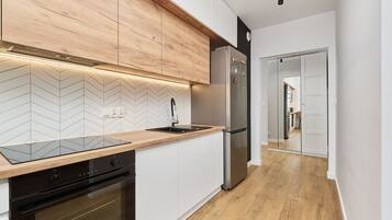 Apartemen, 1 kamar tidur, balkon | Dapur pribadi | Microwave, mesin pencuci piring, dan peralatan masak/sendok-piring