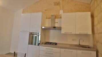 House, 2 Bedrooms, City View | Private kitchen