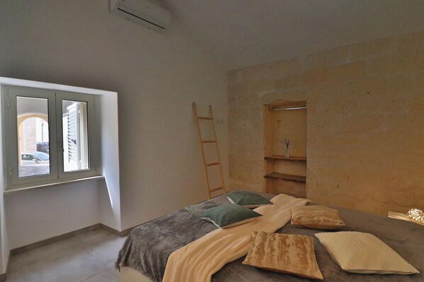 House, 2 Bedrooms, City View
