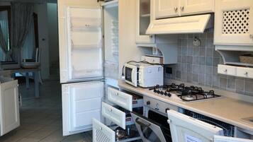 Villa, 4 Bedrooms, Balcony, Garden View | Interior