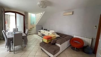 Villa, 4 Bedrooms, Balcony, Garden View | Living area