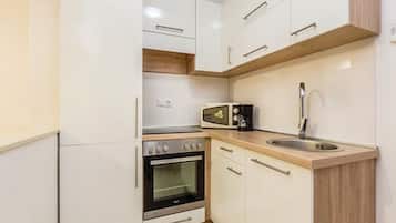 Appartement (Two Bedroom Apartment with Terrace an) | Cuisine privée | Réfrigérateur, tables à manger