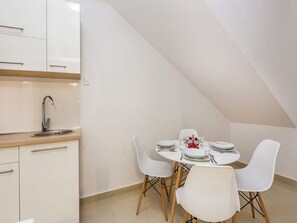 Departamento (Two Bedroom Apartment with Terrace an) | Cocina privada | Refrigerador y comedor 