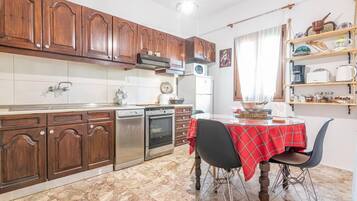 Rumah | Dapur pribadi | Lemari es, oven, kompor, dan ketel listrik