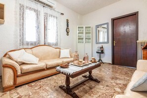 Living area - Avdou Village House With Pool (Hersonissos)