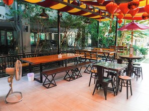 Phục vụ bữa sáng, bữa trưa và bữa tối 
