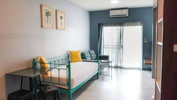 Family Room | Desk, free WiFi, bed sheets