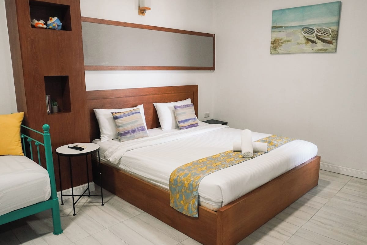 Deluxe Studio | Desk, free WiFi, bed sheets