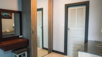 Family Room | Desk, free WiFi, bed sheets