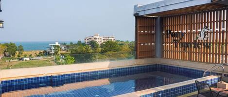 Kolam renang indoor dan kolam renang outdoor