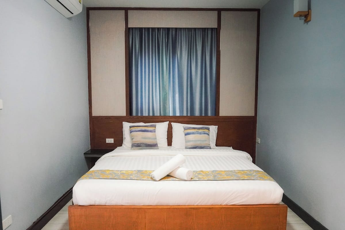 Family Room | Desk, free WiFi, bed sheets