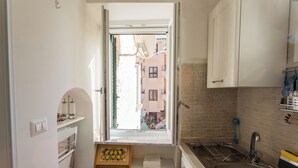 A compact kitchen with a window, a sink, and a small countertop. - Freeholiday House in Amalfi Coast (Minori)