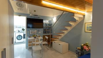 Ferienhaus, 1 Schlafzimmer, Raucher, Terrasse | Wohnbereich | Bücher