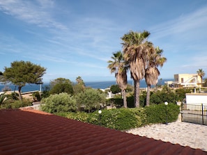 Enjoy stunning sea views from this two-story residence, surrounded by lush greenery and a tranquil atmosphere.
