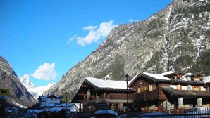 A mountain lodge with a wooden exterior, a snow-covered roof, and a sign indicating a restaurant. - Apartment La Gran Becca - ID 527 (Antey-Saint-Andre)