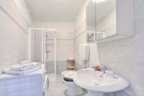 Dusche, Haartrockner, Bidet, Handtücher