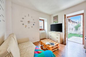 Căn hộ dành cho gia đình, nhiều phòng ngủ, cạnh núi (Casa Umberto) | Khu phòng khách | TV màn hình phẳng 21-inch có truyền hình cáp, TV 