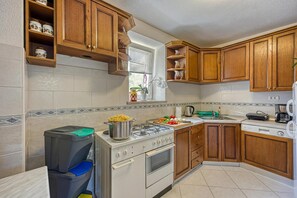 Maison Familiale, plusieurs chambres, 2 salles de bains (Pool House Klarina) | Cuisine privée