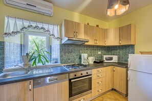 Fridge, microwave, oven, stovetop - Pool House Klarina (Pican)