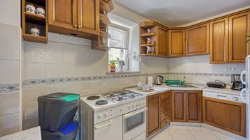 Lemari es, microwave, oven, dan kompor