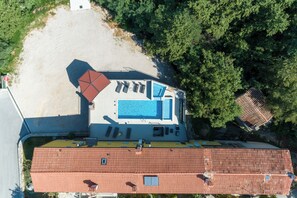 Maison Familiale, plusieurs chambres, 2 salles de bains (Pool House Klarina) | Extérieur