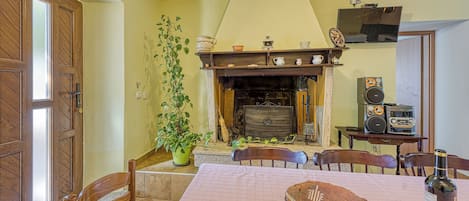 Casa familiare, camere multiple, 2 bagni (Pool House Klarina) | Ristoranti