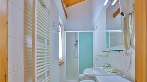 A modern bathroom with a shower, two sinks, a toilet, and a built-in washing machine. - Apartment La Gran Becca - ID 3949 (Antey-Saint-Andre)