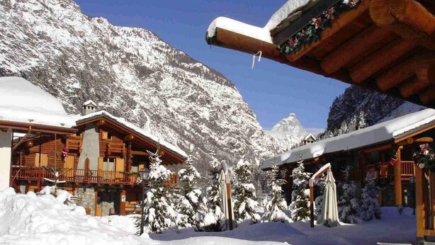 A snow-covered mountain lodge with wooden architecture and a clear sky. - Apartment La Gran Becca - ID 3949 (Antey-Saint-Andre)