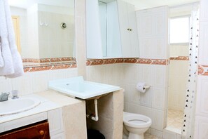 Studio, 1 Bedroom, Smoking, Balcony | Bathroom