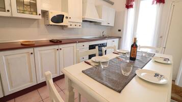 Casa, 2 habitaciones, balcón, vista a la ciudad | Cocina privada