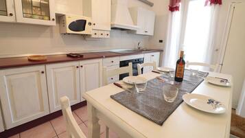 Casa, 2 habitaciones, balcón, vista a la ciudad | Restaurantes