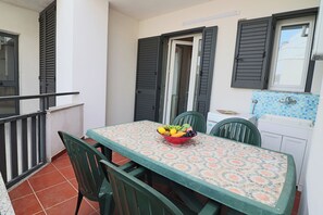 House, 2 Bedrooms, Balcony, City View | Outdoor dining
