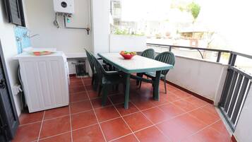 Casa, 2 habitaciones, balcón, vista a la ciudad | Restaurante al aire libre