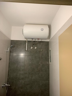Studio, Multiple Bedrooms, Balcony, Garden View | Bathroom