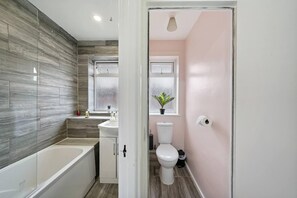 Combined shower/bathtub, hair dryer, towels