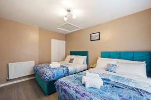 3 habitaciones, tabla de planchar con plancha, wifi y ropa de cama 