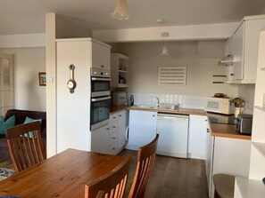 Fridge, microwave, oven, stovetop - Newly refurbished 7-Bed Cottage in Polruan, Fowey (Polruan)