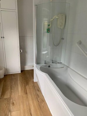 Combined shower/tub, hair dryer - Newly refurbished 7-Bed Cottage in Polruan, Fowey (Polruan)