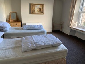 4 habitaciones, tabla de planchar con plancha y wifi 