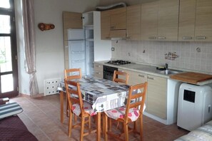 Dining - 1-Bed Apartment Sleeps 2 - Free Parking and Garden (gallinaro)