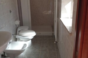 Shower, towels - 1-Bed Apartment Sleeps 2 - Free Parking and Garden (gallinaro)